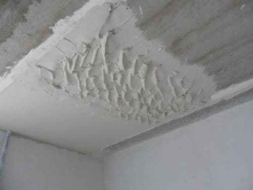 нанесение штукатурки на потолок